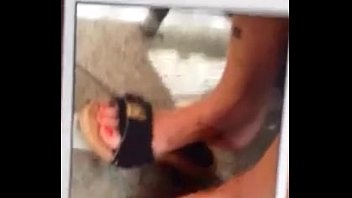 Развратник трахает блонду с крупными буферами в вульву возле бассейна